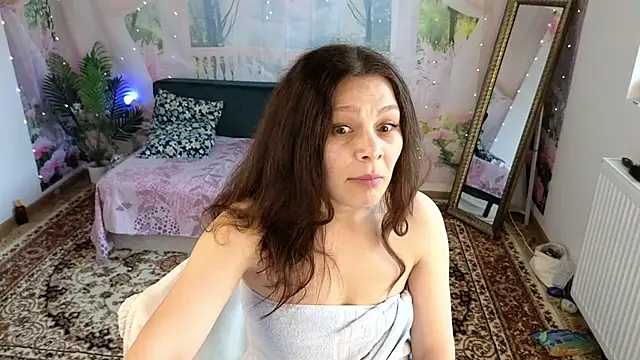 Snapshot of MadameDeFeu chatting on June 3, 2026, 11:24 am MadameDeFeu online show from June 3, 2026, 11:24 am