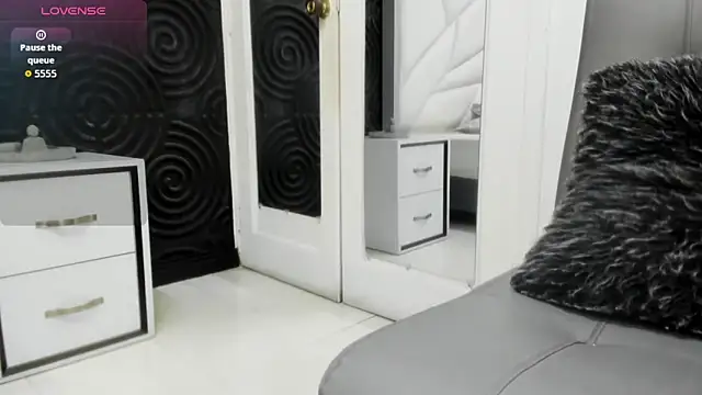 AbigailWilliams  online show from December 19, 2025, 1:07 pm