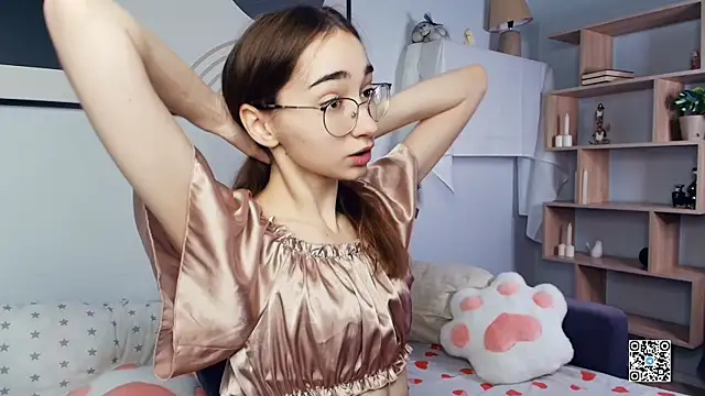 PollyBeev online show from October 24, 2025, 7:27 am