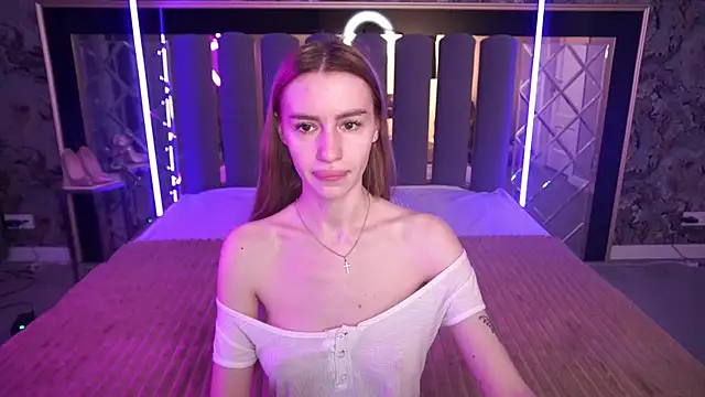 Snapshot of Snow_WhiteeeX chatting on May 18, 2026, 5:35 am Snow WhiteeeX online show from May 18, 2026, 5:35 am
