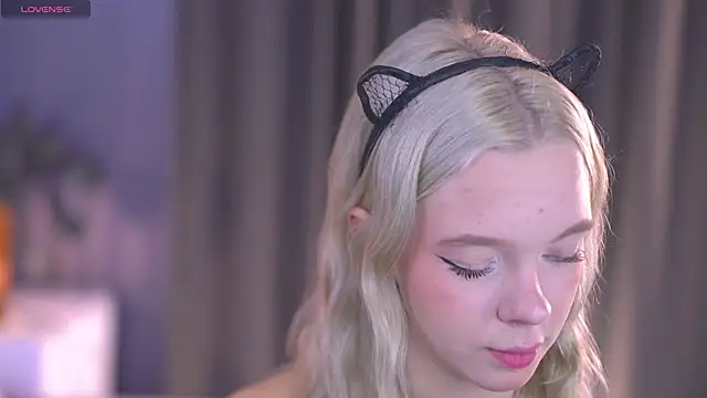  AlinaBailey online show from October 17, 2025, 8:06 am