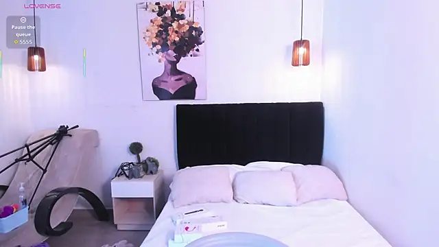 Scarlett  bell online show from September 24, 2025, 1:36 pm