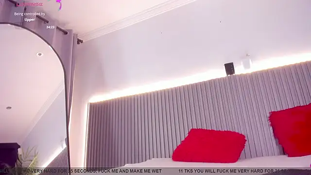 valentina lux online show from March 27, 2026, 7:35 pm