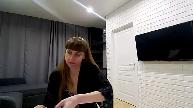 Daniella Lorente online show from May 5, 2026, 9:45 pm