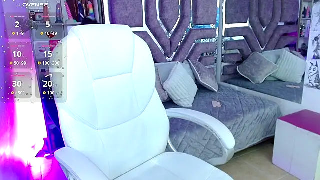 AliceWalker 11 online show from November 12, 2025, 9:14 pm