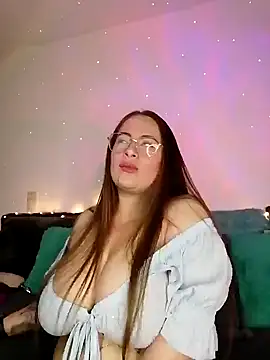 soofy   online show from November 11, 2025, 2:33 am