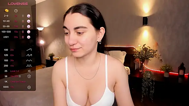 hannacheekss  online show from December 6, 2024, 2:02 am