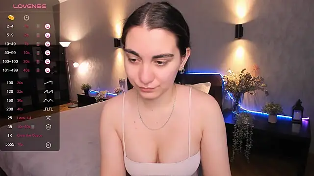 hannacheekss  online show from December 9, 2024, 7:17 am