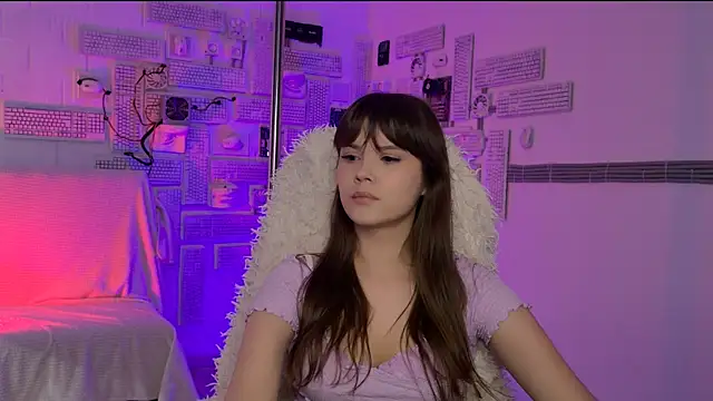 EvaThopson online show from April 3, 2026, 9:07 am