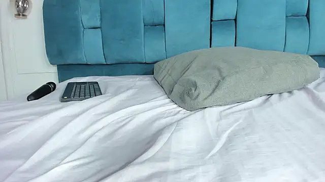 mia  fernandez online show from March 9, 2026, 7:40 pm