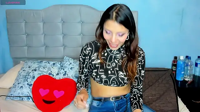 Selenakyle92  online show from January 17, 2025, 8:33 pm