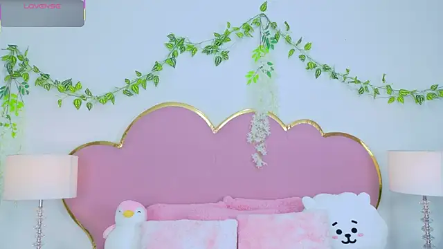 NahiaraReina online show from October 22, 2025, 1:33 pm