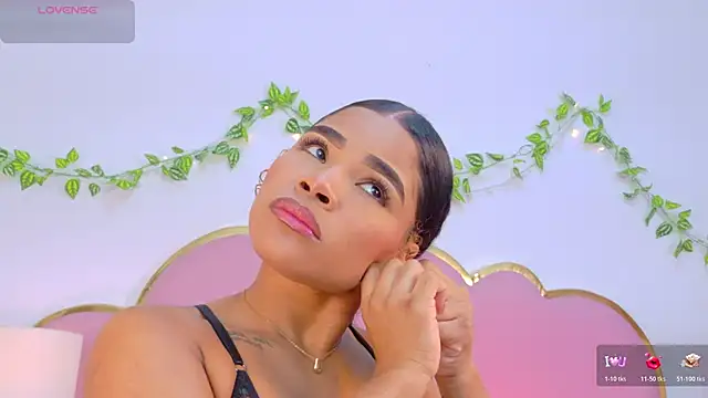 NahiaraReina online show from December 4, 2025, 1:42 pm