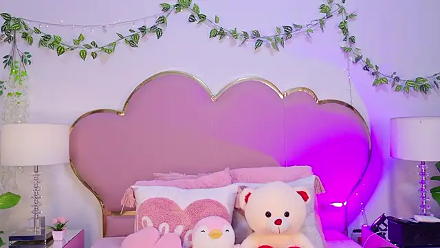 NahiaraReina online show from February 5, 2026, 1:27 pm