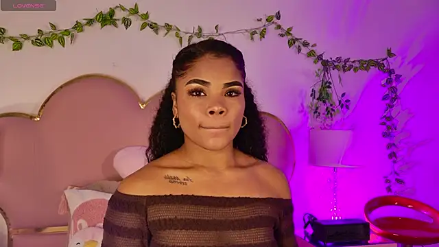 NahiaraReina online show from May 29, 2026, 1:42 pm