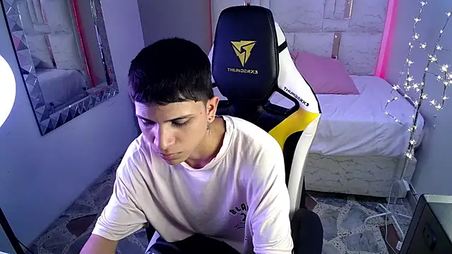 Brayan lopezz online show from January 7, 2025, 4:27 pm