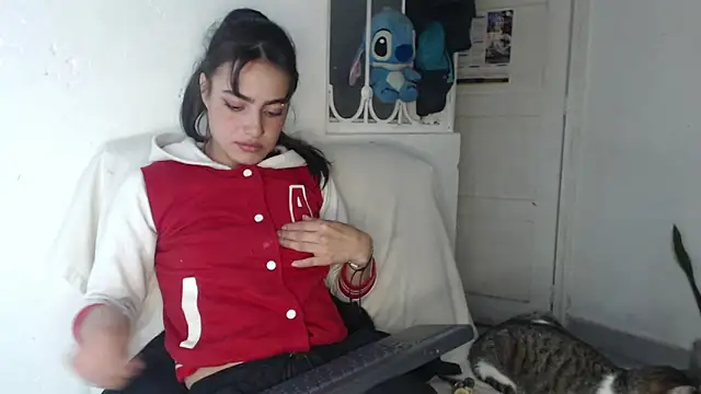 skinny sweet2411 online show from October 4, 2025, 11:36 pm