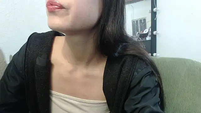 skinny sweet2411 online show from June 17, 2026, 2:18 pm