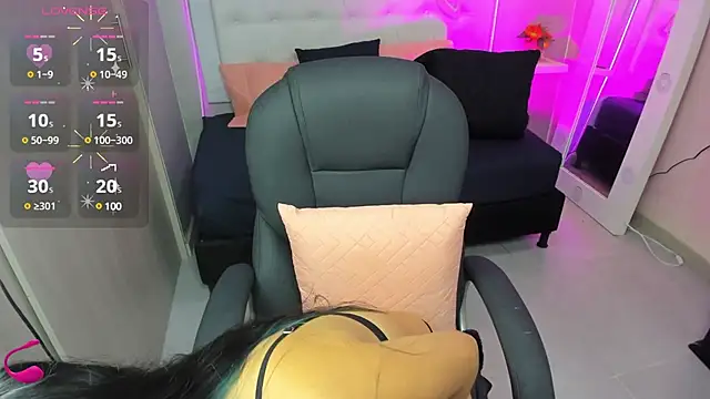 EMALINDA  HILSS online show from March 12, 2025, 11:53 am