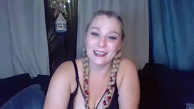 Snapshot of DevilsAngel13 chatting on October 8, 2025, 9:34 pm DevilsAngel13 online show from October 8, 2025, 9:34 pm