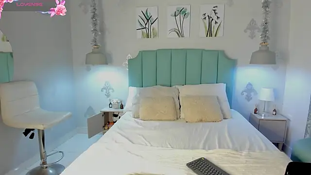 Khenta Michells online show from February 11, 2025, 10:37 am