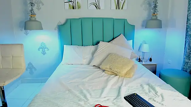 Khenta Michells online show from March 5, 2025, 4:46 pm