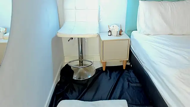 Khenta Michells online show from March 7, 2025, 1:29 pm