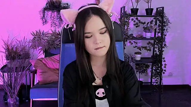 Elainebeness online show from December 17, 2025, 8:15 pm