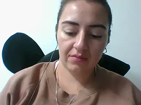  karlie kloss  online show from January 17, 2025, 12:42 am