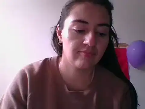  karlie kloss  online show from February 16, 2025, 7:49 pm