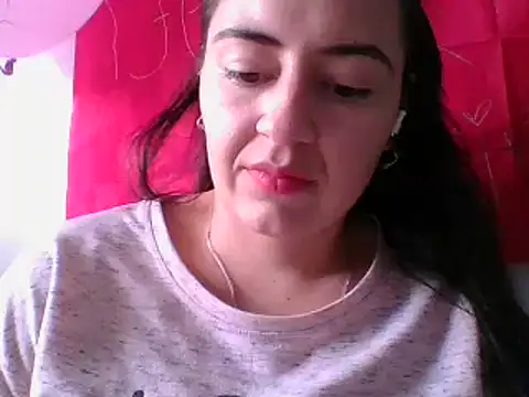  karlie kloss  online show from February 19, 2025, 8:10 pm