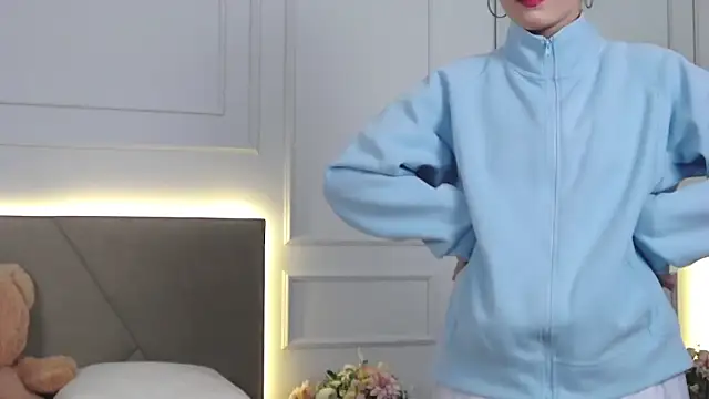 Snapshot of LeilaLow chatting on December 21, 2024, 12:06 pm LeilaLow online show from December 21, 2024, 12:06 pm