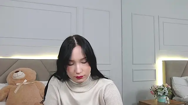 Snapshot of LeilaLow chatting on December 24, 2024, 12:11 pm LeilaLow online show from December 24, 2024, 12:11 pm