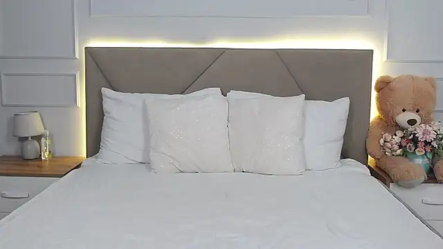 Snapshot of LeilaLow chatting on February 2, 2025, 12:02 pm LeilaLow online show from February 2, 2025, 12:02 pm