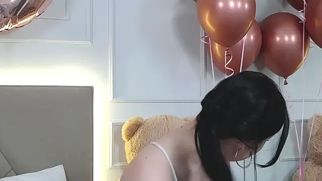 Snapshot of LeilaLow chatting on February 20, 2025, 3:08 pm LeilaLow online show from February 20, 2025, 3:08 pm