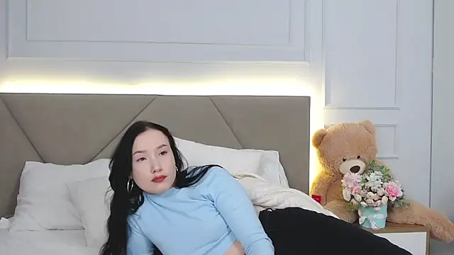 Snapshot of LeilaLow chatting on February 25, 2025, 12:13 pm LeilaLow online show from February 25, 2025, 12:13 pm