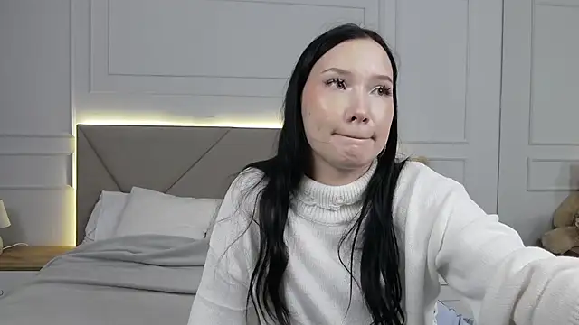 Snapshot of LeilaLow chatting on September 9, 2025, 11:32 am LeilaLow online show from September 9, 2025, 11:32 am