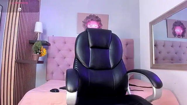 nicole  parker1 online show from January 20, 2025, 3:07 pm