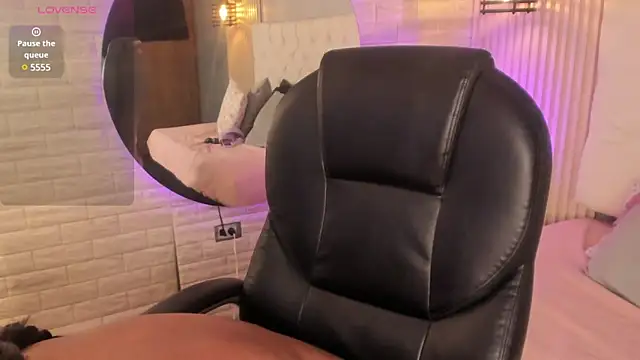 nicole  parker1 online show from March 5, 2025, 6:34 pm