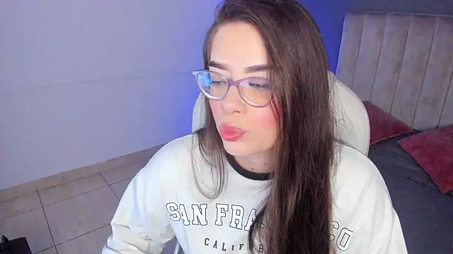 Charlotte Olsen  online show from February 13, 2025, 12:43 pm