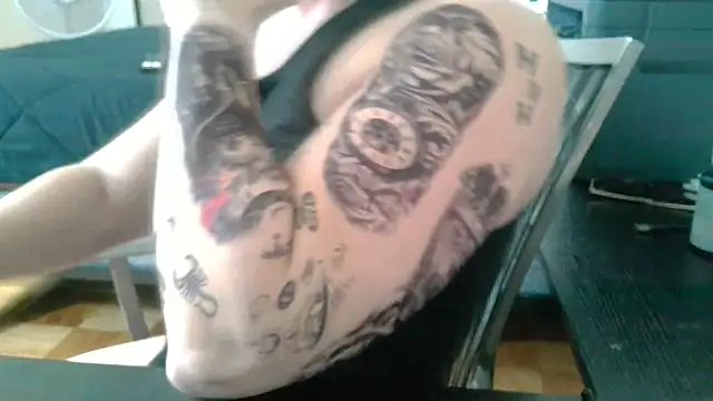 Aaron Rose25 online show from December 14, 2025, 3:56 am