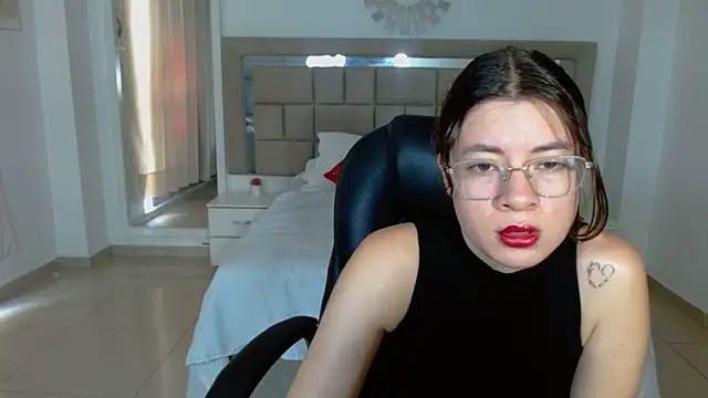 zoecruzz online show from November 8, 2025, 3:12 pm