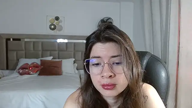 zoecruzz online show from December 22, 2025, 2:36 pm