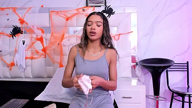 BritneyCollins online show from October 13, 2025, 2:28 pm