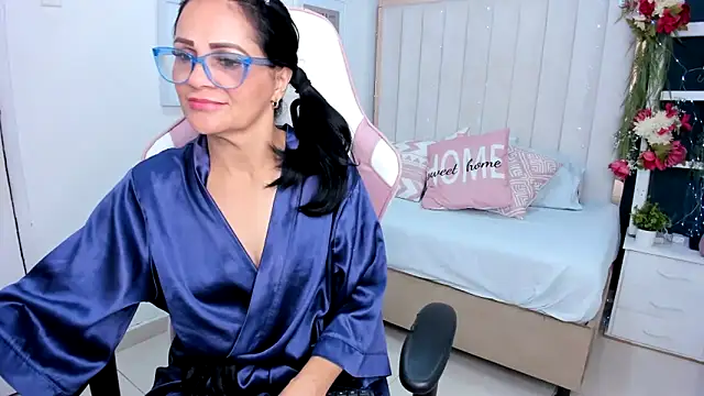 margot smith  online show from September 29, 2025, 12:21 pm