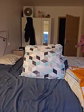 Chaudesquirt online show from February 18, 2026, 7:04 am