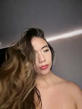 Iris lee online show from April 28, 2026, 2:27 am