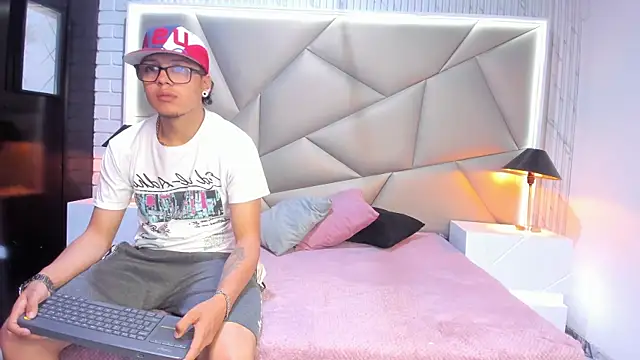 Snapshot of Bonny_Bonss chatting on January 22, 2025, 8:06 pm Bonny Bonss online show from January 22, 2025, 8:06 pm