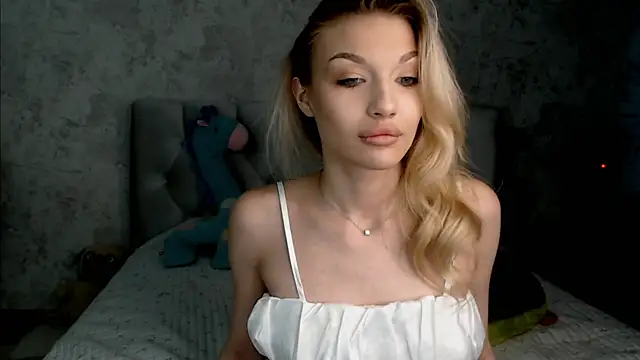 Snapshot of Ella_Milla chatting on July 1, 2026, 12:40 pm Ella Milla online show from July 1, 2026, 12:40 pm
