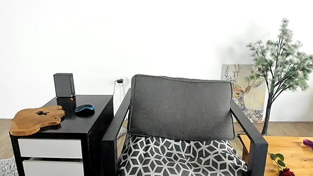 Snapshot of MendiPetite chatting on March 18, 2025, 9:32 pm MendiPetite online show from March 18, 2025, 9:32 pm